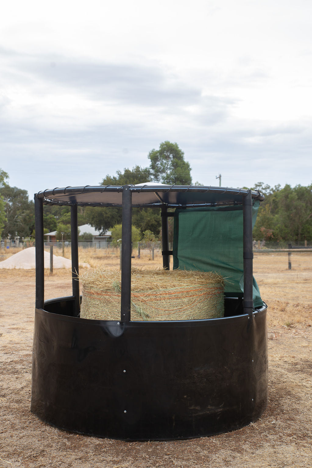 Deluxe Liberty Supplies Hay Ring and Weather Shield